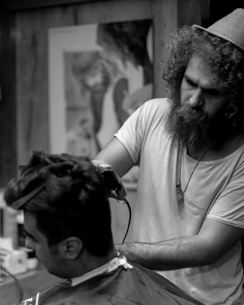 Barbero de barba larga trabajando un corte