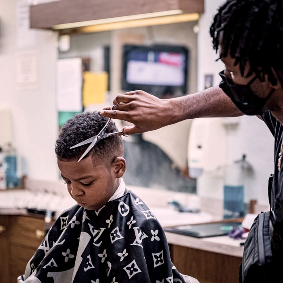 Barbero trabajando la parte superior de un corte