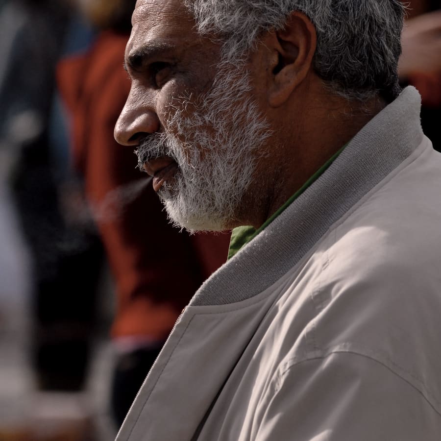Retrato de perfil de un hombre con barba cana