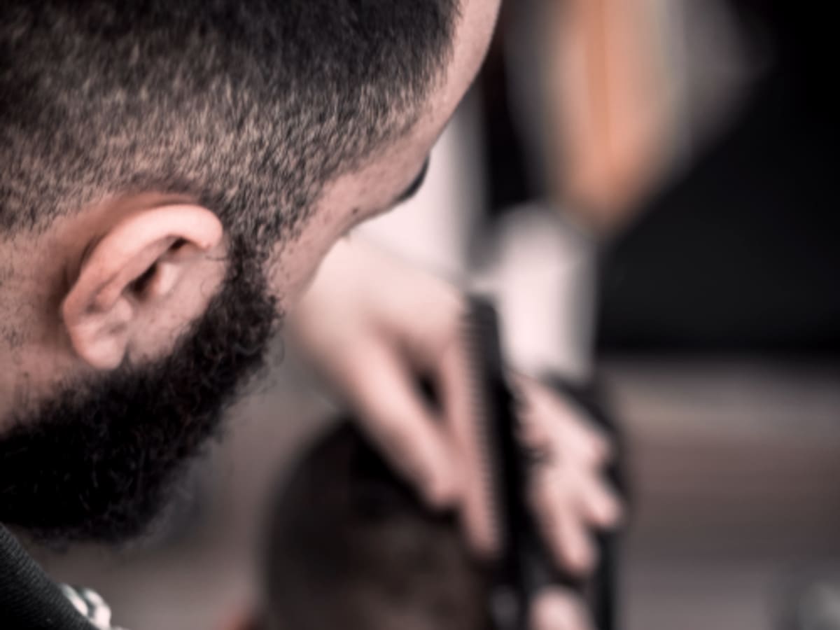Navaja perfilando el contorno de una barba