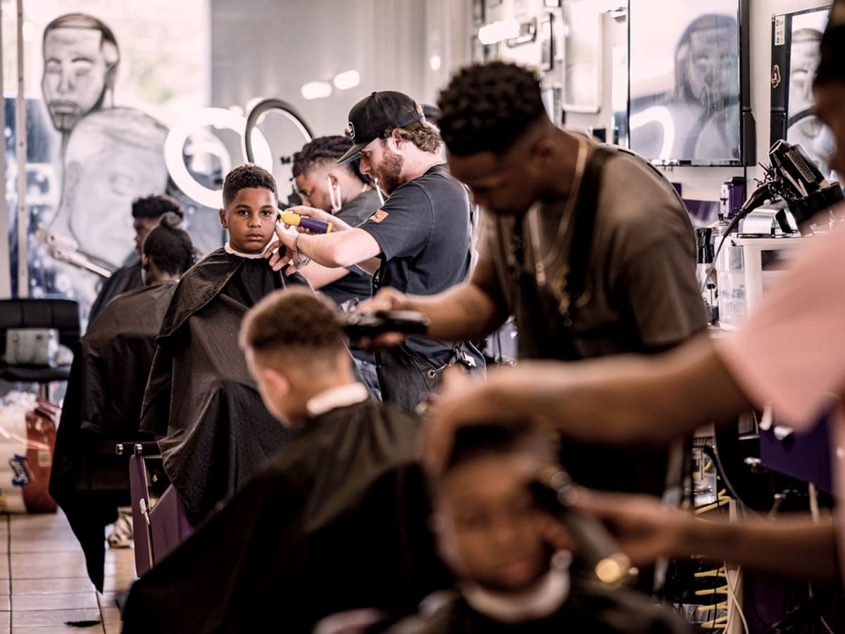 Varias sillas ocupadas en el salón de la barbería