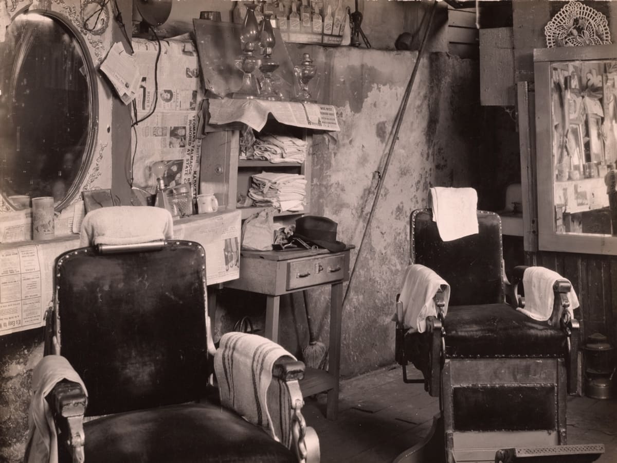 Interior de una barbería antigua en blanco y negro