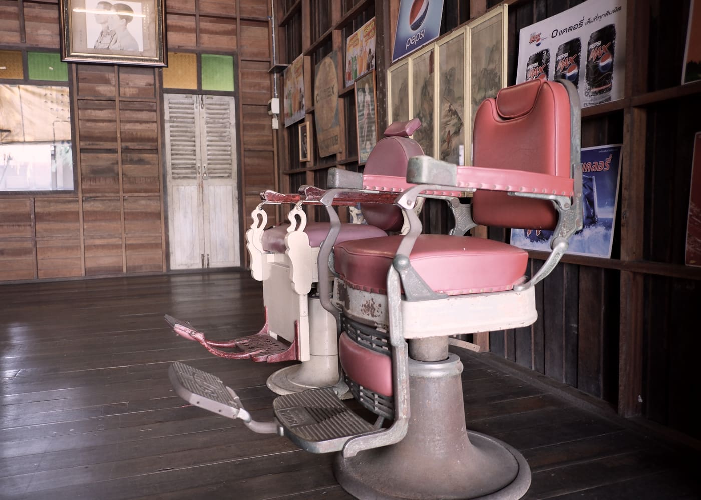 Sillones de barbería antiguos en un local de madera