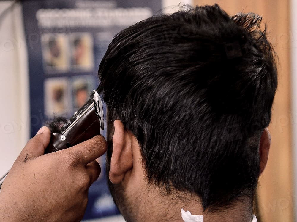 Detalle del contorno de una barba recortado con máquina